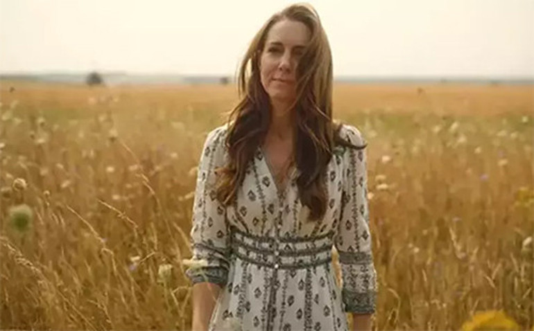 Ona İngiliz gülü diyorlardı...Türk lokumu ve mango kokulu bir gül oldu... Pembe pembe bahçelerde açıyor