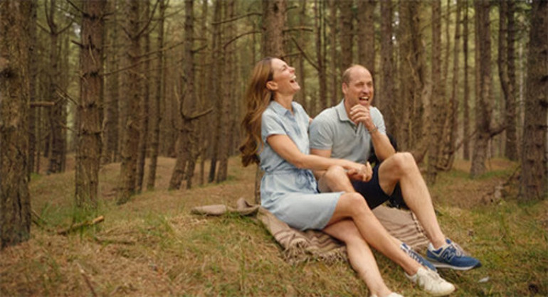 Ona İngiliz gülü diyorlardı...Türk lokumu ve mango kokulu bir gül oldu... Pembe pembe bahçelerde açıyor