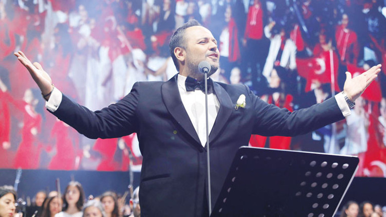 Futbolcularla Gençlerbirliği Marşı’nı söyledi: Fanatik tenor ‘sahaya indi’