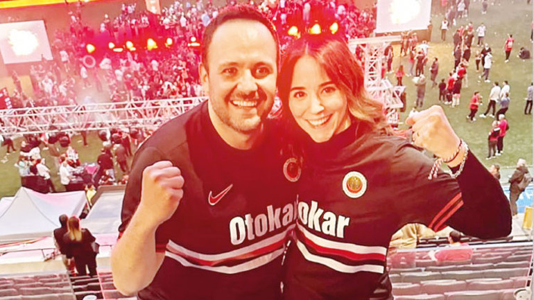 Futbolcularla Gençlerbirliği Marşı’nı söyledi: Fanatik tenor ‘sahaya indi’