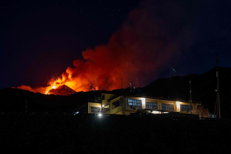 Etna Yanardağı yine kül ve lav püskürttü