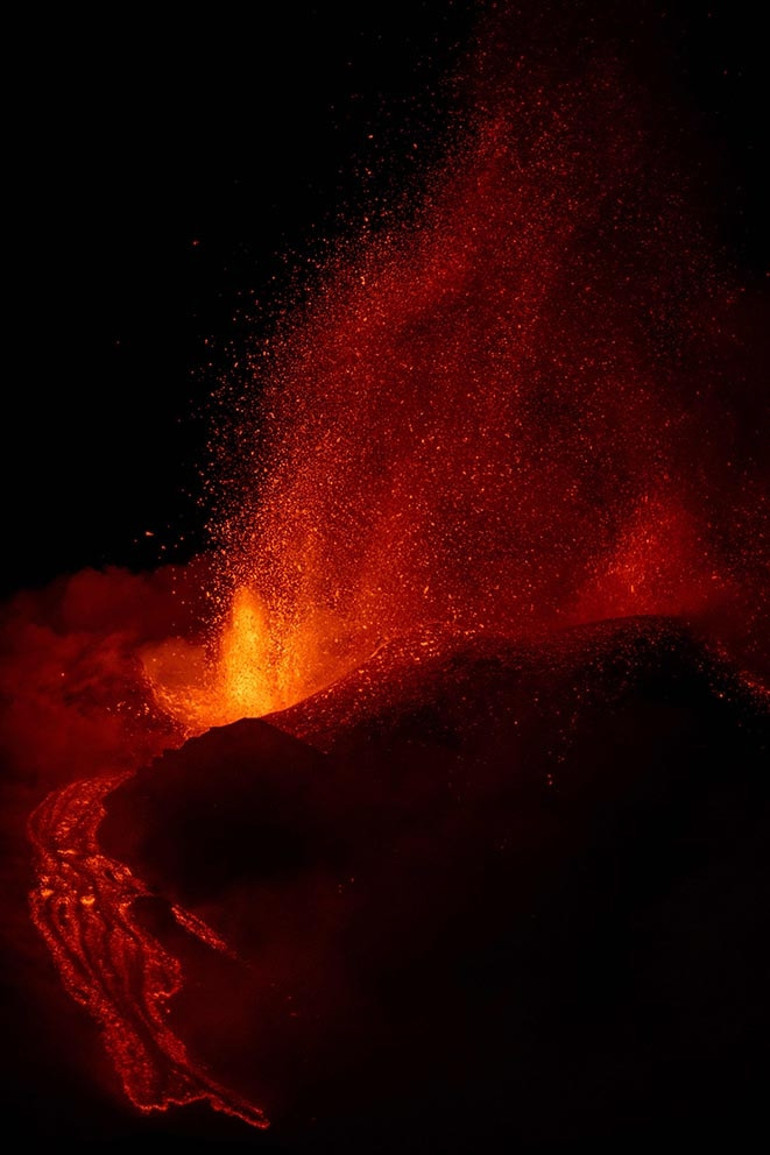 Etna Yanardağı yine kül ve lav püskürttü