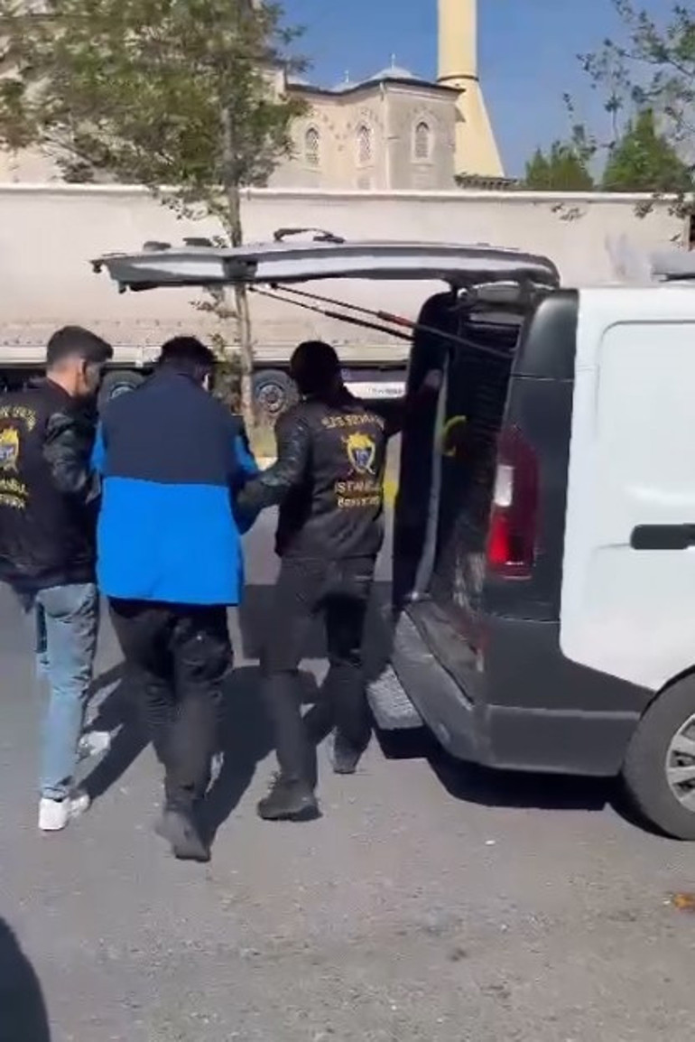 Bayrampaşada eski eşinin üzerine otomobilini sürdü Dehşet kamerada
