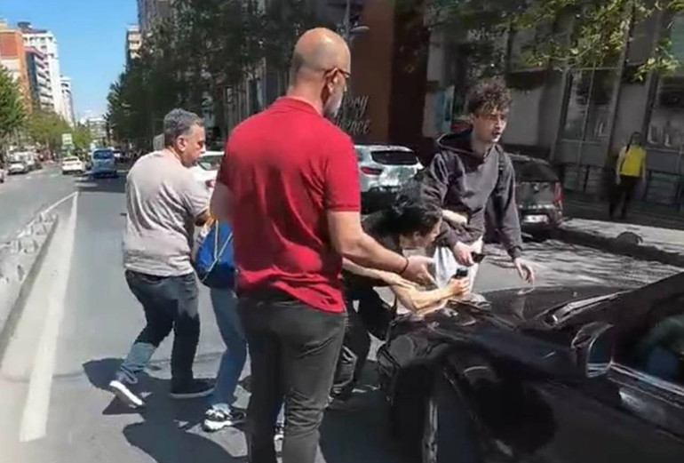 İstanbulda maganda dehşeti: Aracından inip yaya geçidindeki genci dövdü