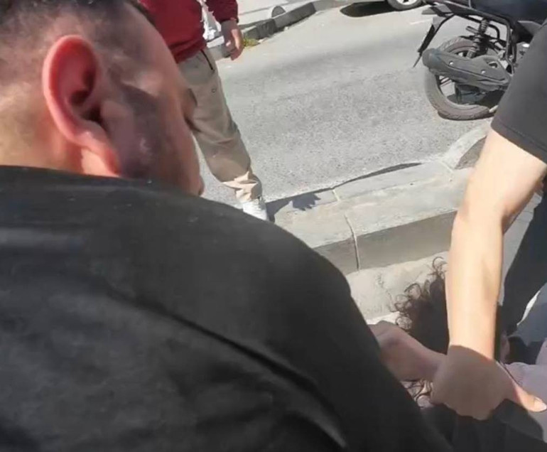 İstanbulda maganda dehşeti: Aracından inip yaya geçidindeki genci dövdü