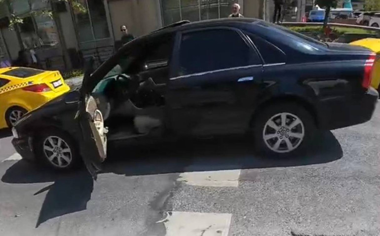 İstanbulda maganda dehşeti: Aracından inip yaya geçidindeki genci dövdü