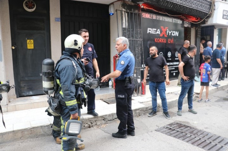 Korku evindeki testere kâbusa neden oldu: 3 kişiyi mahalleli kurtardı