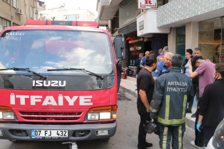 Korku evindeki testere kâbusa neden oldu: 3 kişiyi mahalleli kurtardı