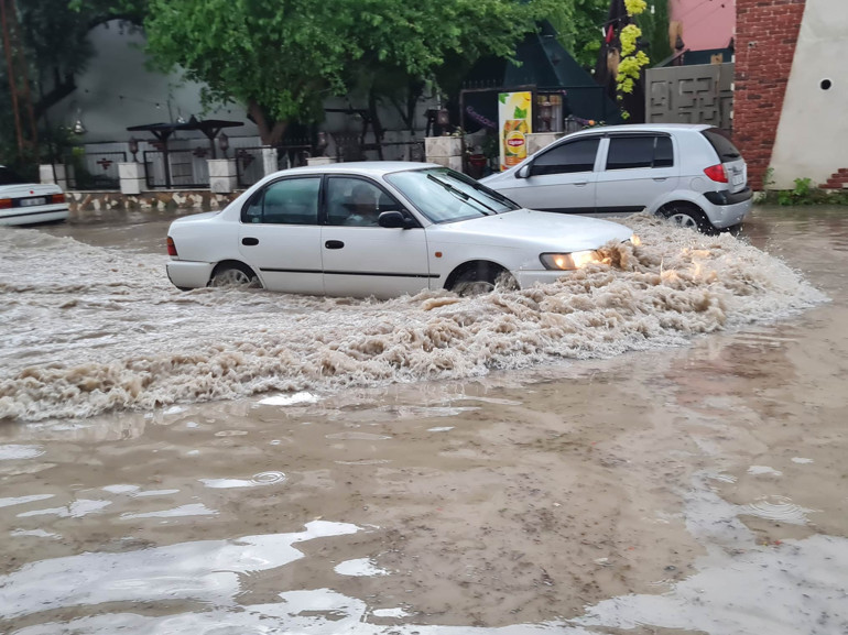 Osmaniyede sağanak nedeniyle Bülbül Deresi taştı