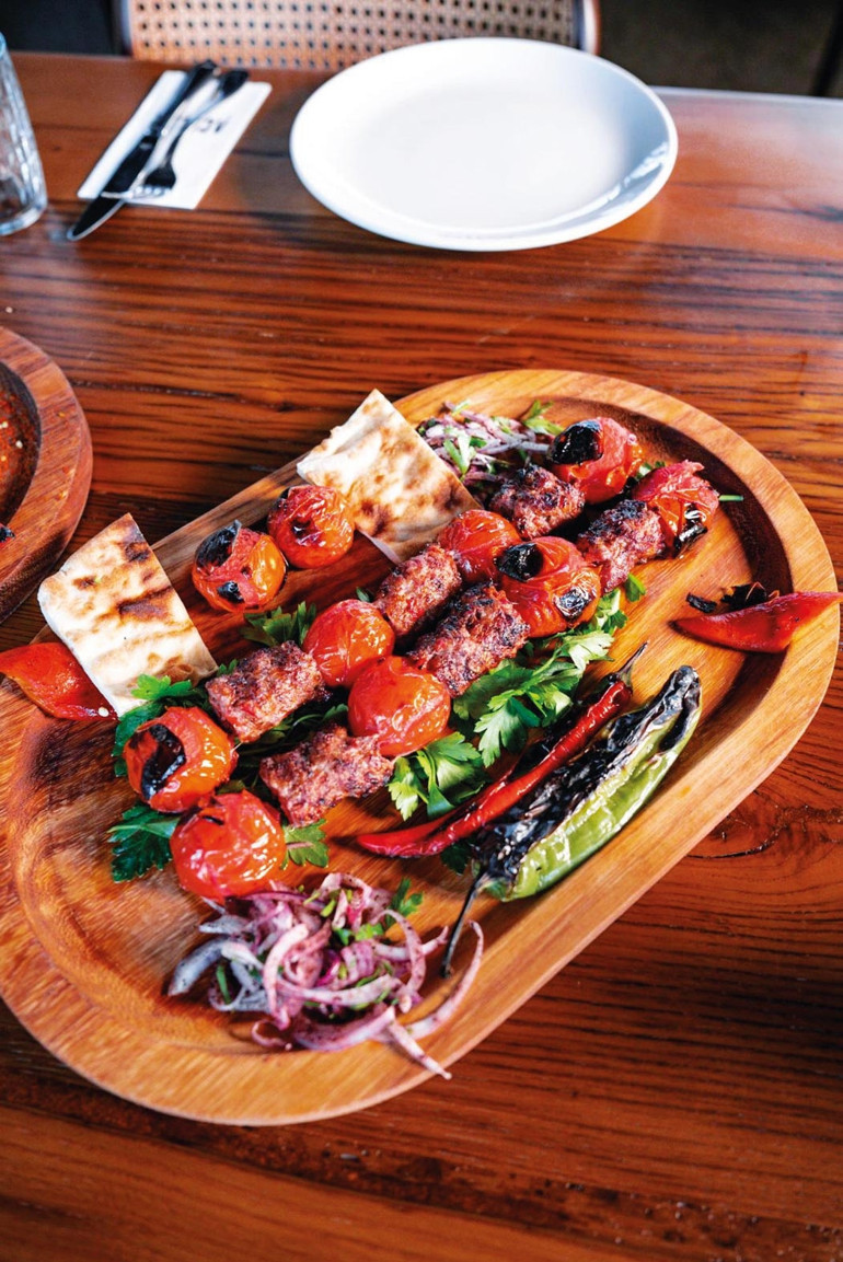 Kebaplar ateşin üzerinde, Sezen Aksular, Yıldız Tilbeler fonda
