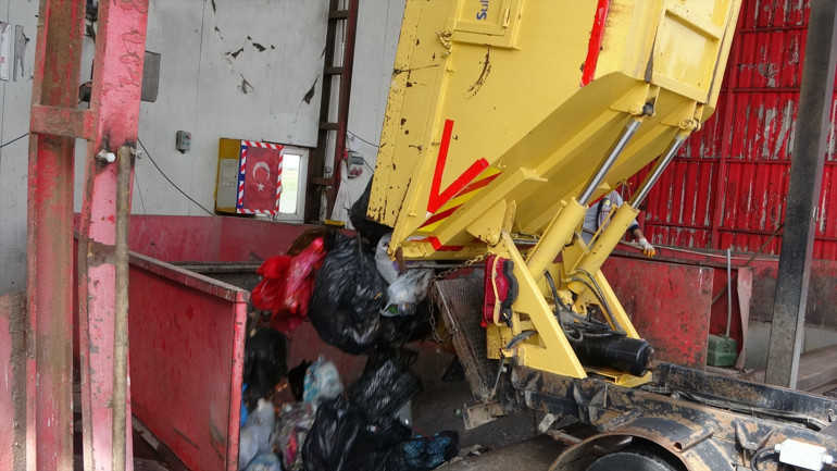 Annesinden hatıra kalan kolye, yanlışlıkla çöpe atıldı 7 ton çöpün içinde bulundu