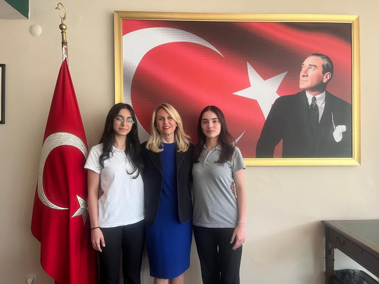 Kraliyet okulunda 2 Darüşşafakalı