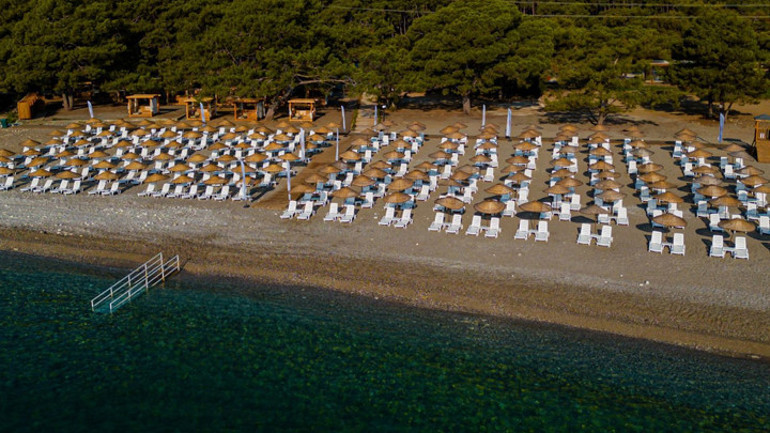 Bodrum Yalıkavak’ta lüksün ortasında halk plajı