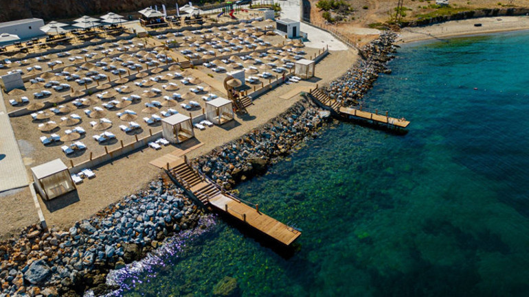 Bodrum Yalıkavak’ta lüksün ortasında halk plajı