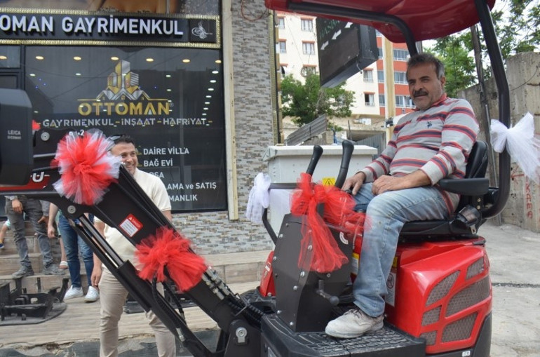 Patrondan Suriyeli işçisine vefa örneği Ülkesine dönme kararı alınca hediye etti: Tam 1 milyon lira değerinde
