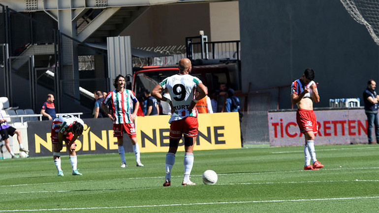 Karşıyakada taraftar-futbolcu gerilimi