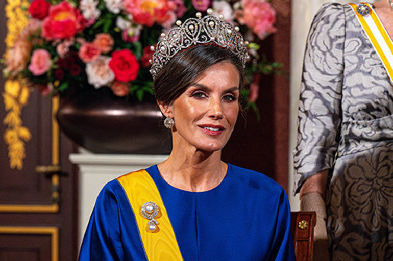 Büyük aşk canlı yayında başlamıştı... Ne ihanet iddiaları esti geçti, evlilik 21 yıldır yerinden oynamadı... Boşanmak onların kitabında yazmıyor