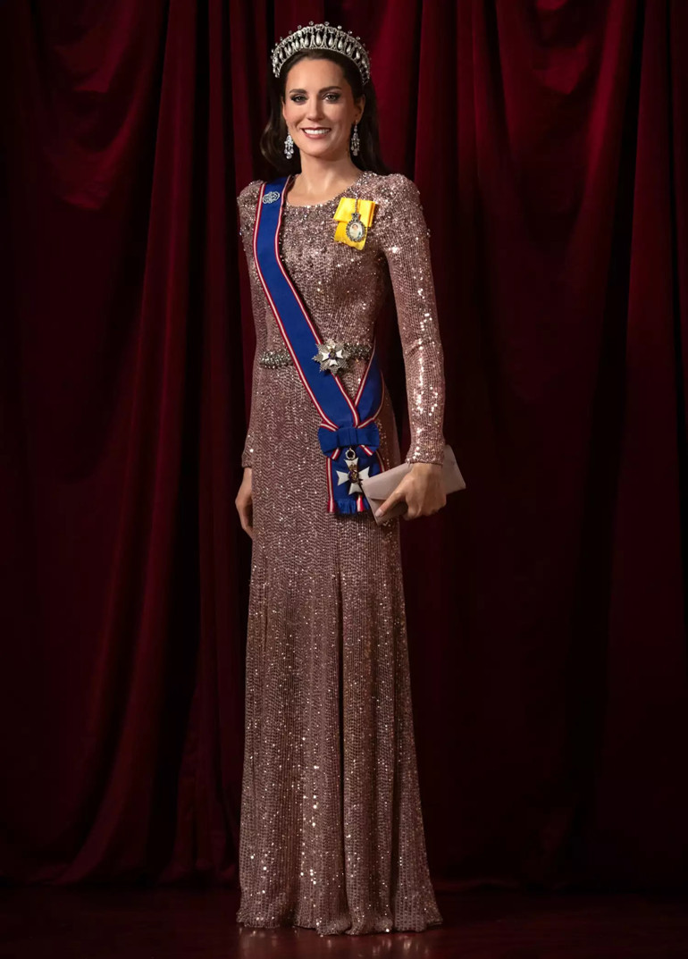 Kraliçelik yolunda emin adımlarla ilerliyor… Başına tacını kondurdular