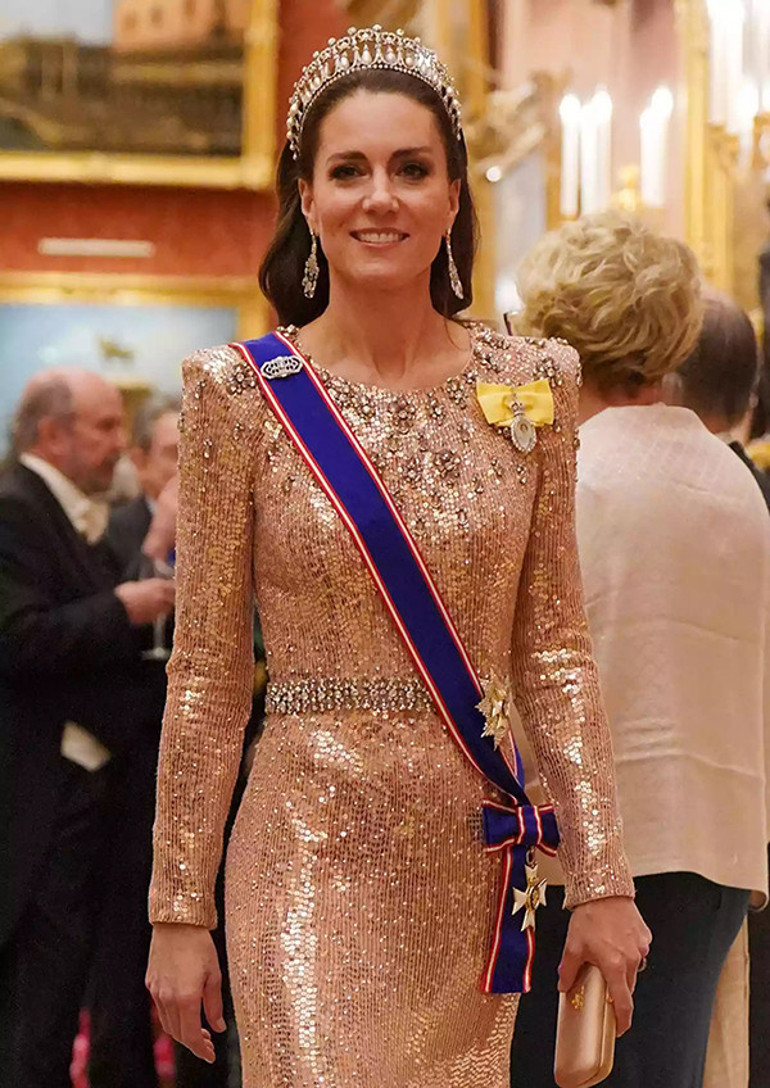 Kraliçelik yolunda emin adımlarla ilerliyor… Başına tacını kondurdular