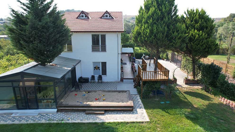 Doğasever çift, 3 çam ağacına dokunmadan masal gibi kreş yaptı