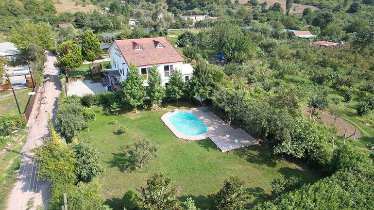 Doğasever çift, 3 çam ağacına dokunmadan masal gibi kreş yaptı