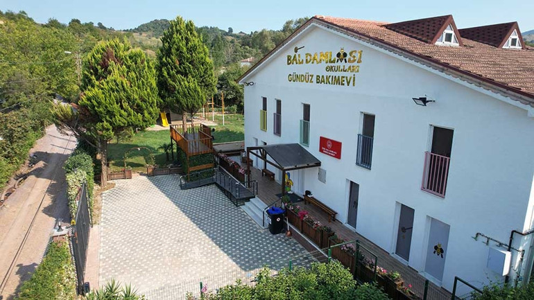 Doğasever çift, 3 çam ağacına dokunmadan masal gibi kreş yaptı