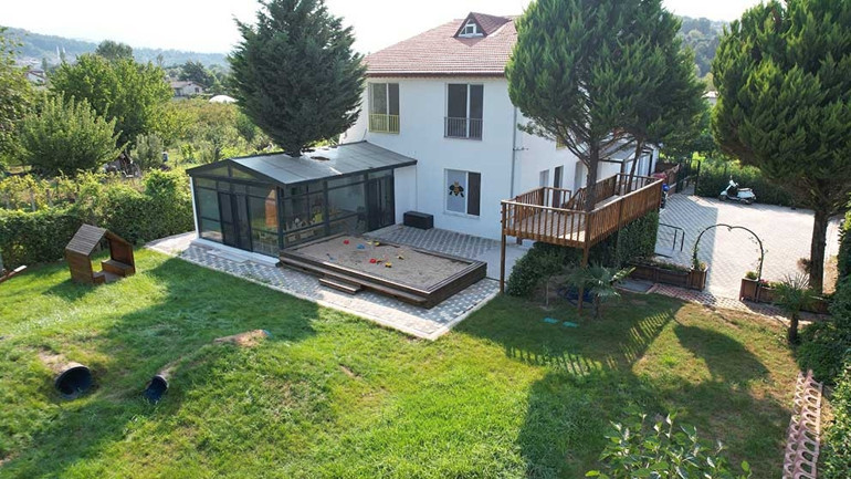 Doğasever çift, 3 çam ağacına dokunmadan masal gibi kreş yaptı