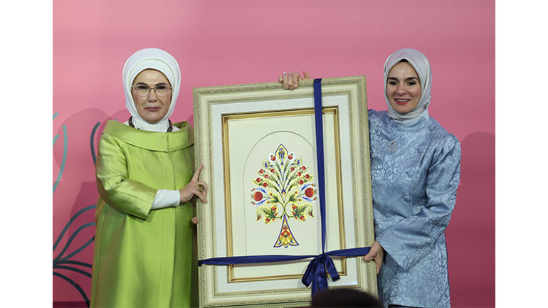 Emine Erdoğan Uluslararası Aile Forumunun galasına katıldı: Doğum sayılarının geriletilmesine geçit vermemeliyiz