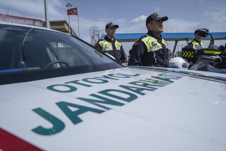 Otoyollarda yeni dönem Hiçbir şekilde kaçış yok: Ekipler artık bu cihazla tespit ediyor... 27 ilde 4 bin personelle görevdeler