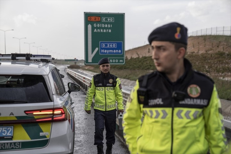 Otoyollarda yeni dönem Hiçbir şekilde kaçış yok: Ekipler artık bu cihazla tespit ediyor... 27 ilde 4 bin personelle görevdeler