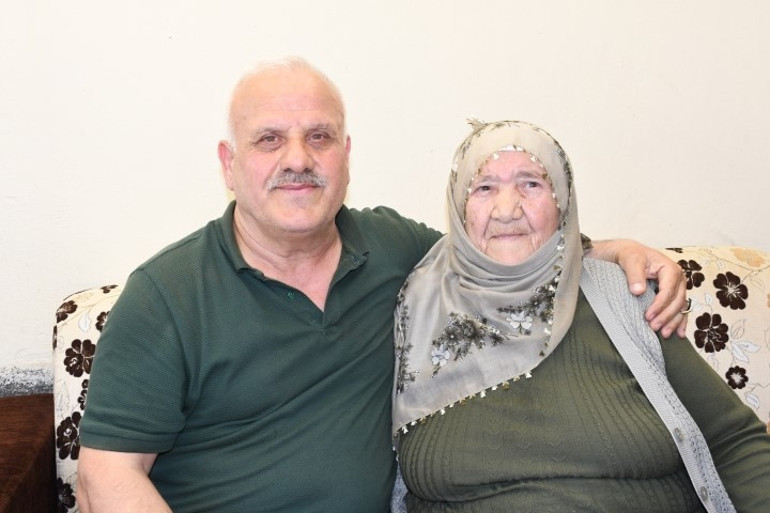 Yaşını tahmin etmeniz çok zor Makbule Ninenin doğum tarihini duyanlar şaşkına dönüyor... | Sağlık çalışanları doğum günü sürprizi yaptı