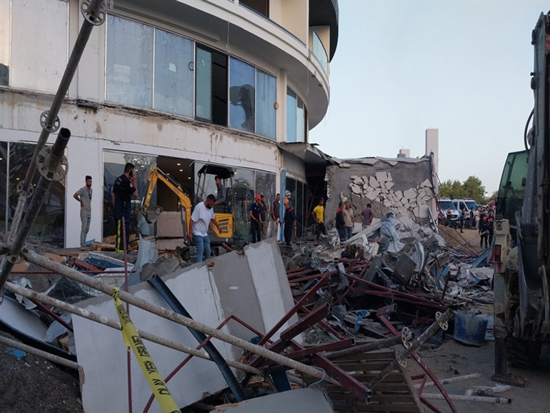Antalya’da 5 yıldızlı otel inşaatında teras çöktü
