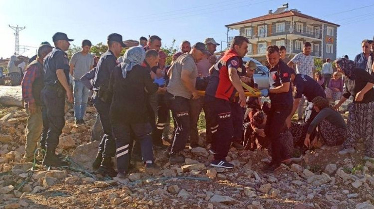 Kahreden olay Devrilen traktördeki ortaokul öğrencisi Edanur öldü