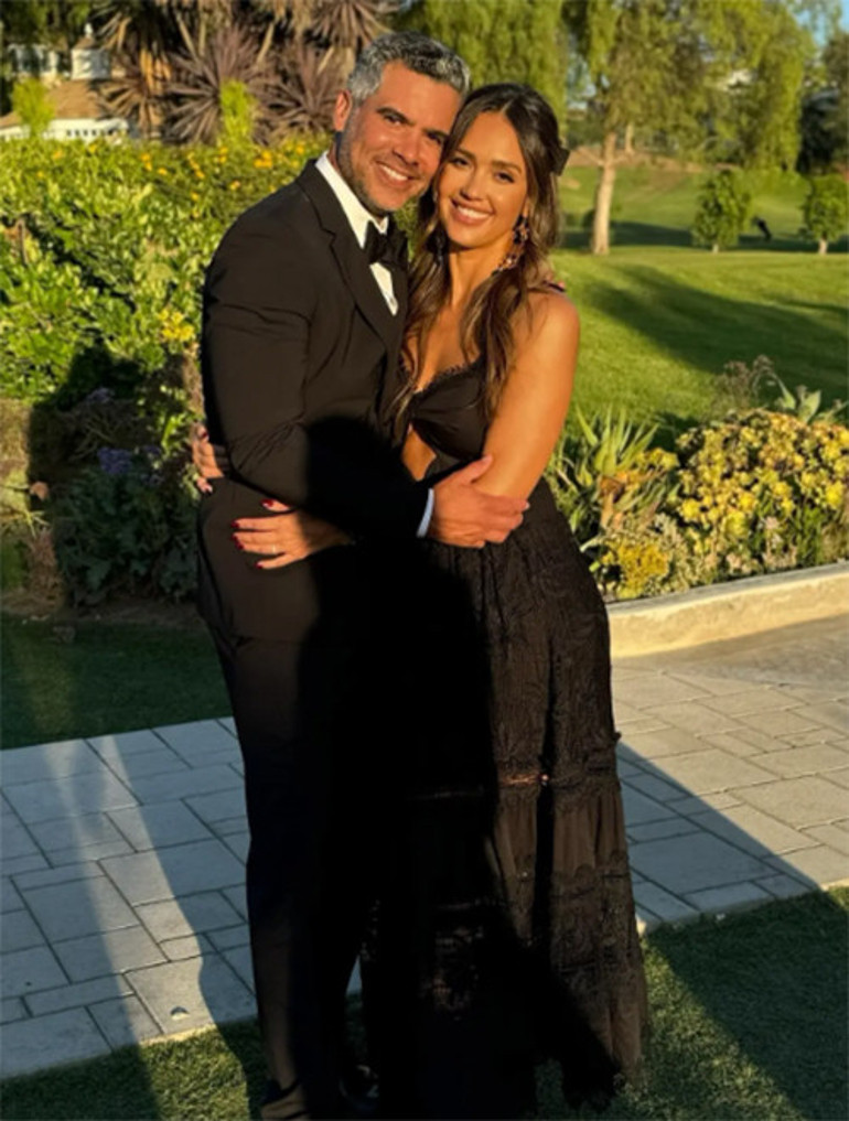 16 yıllık evliliğini çabuk unuttu... Güzel oyuncu beş ayda yeni sevgili buldu... Gül bahçesinde gizli buluşma