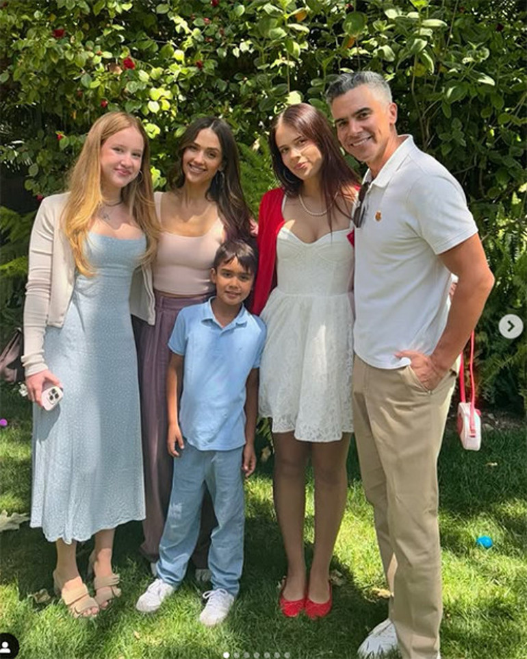 16 yıllık evliliğini çabuk unuttu... Güzel oyuncu beş ayda yeni sevgili buldu... Gül bahçesinde gizli buluşma