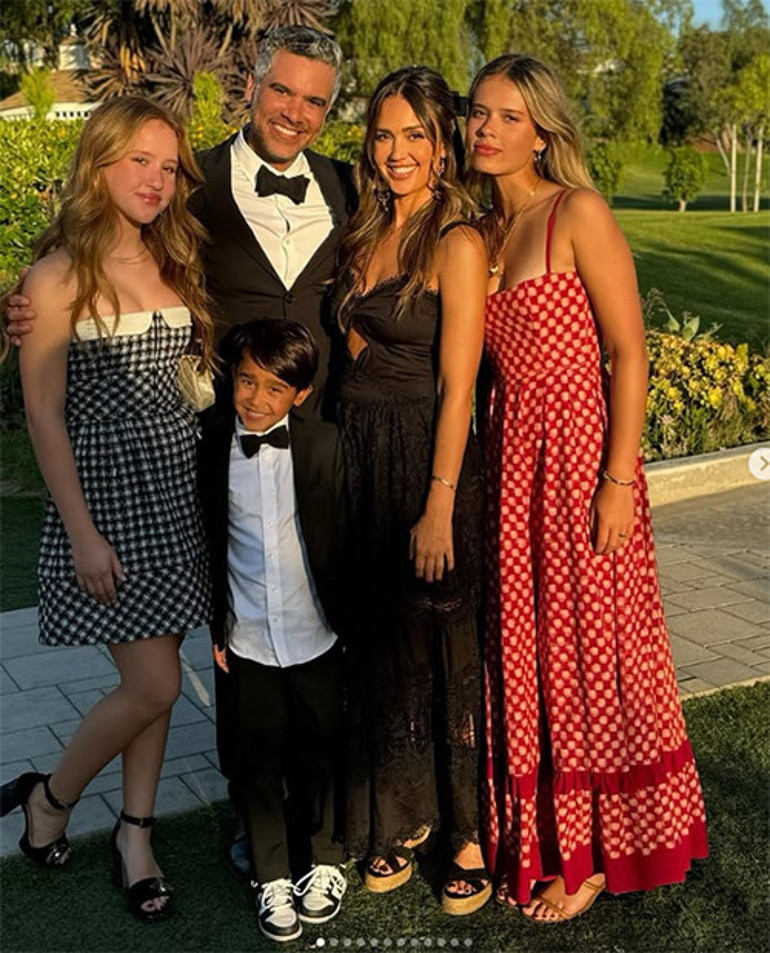 16 yıllık evliliğini çabuk unuttu... Güzel oyuncu beş ayda yeni sevgili buldu... Gül bahçesinde gizli buluşma