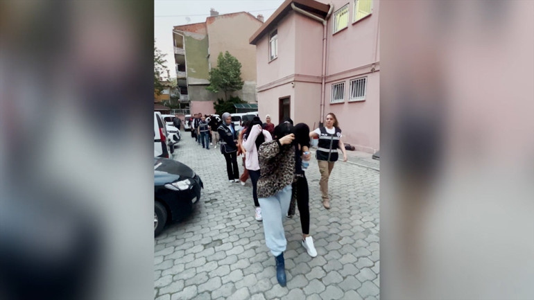 Konyada 10 masaj salonuna Şah-Mat operasyonu: 28 şüpheli yakalandı, 74 kadın kurtarıldı