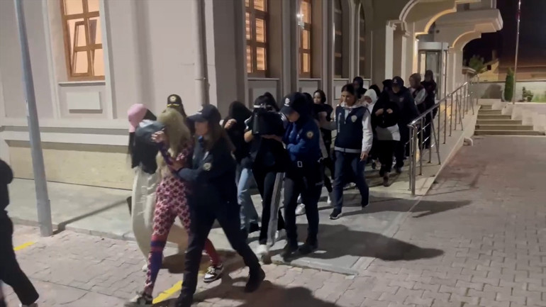 Konyada 10 masaj salonuna Şah-Mat operasyonu: 28 şüpheli yakalandı, 74 kadın kurtarıldı