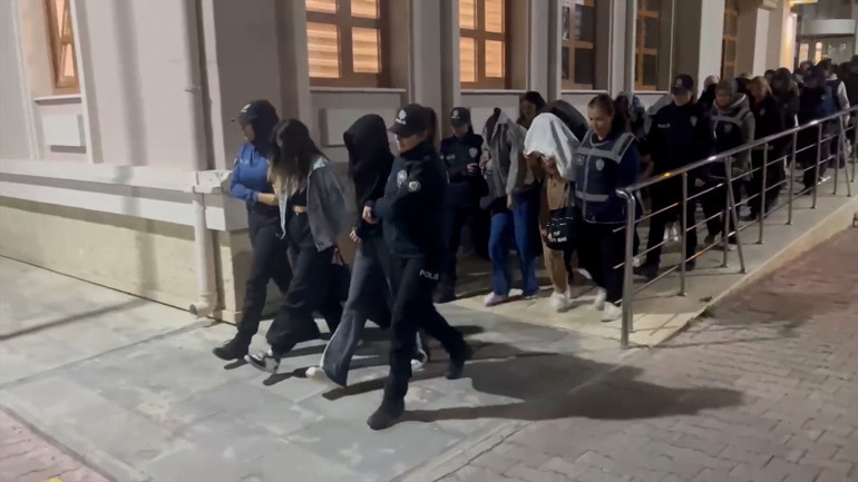 Konyada 10 masaj salonuna Şah-Mat operasyonu: 28 şüpheli yakalandı, 74 kadın kurtarıldı