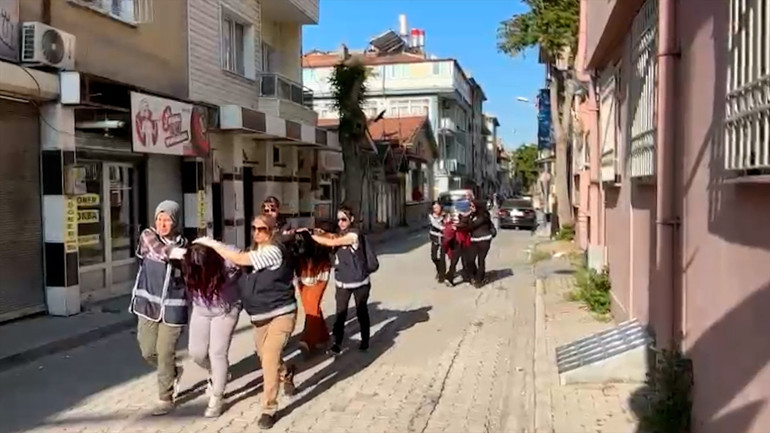Konyada 10 masaj salonuna Şah-Mat operasyonu: 28 şüpheli yakalandı, 74 kadın kurtarıldı