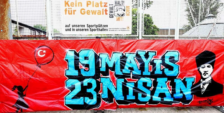 Berlin’de iki şenlik bir arada