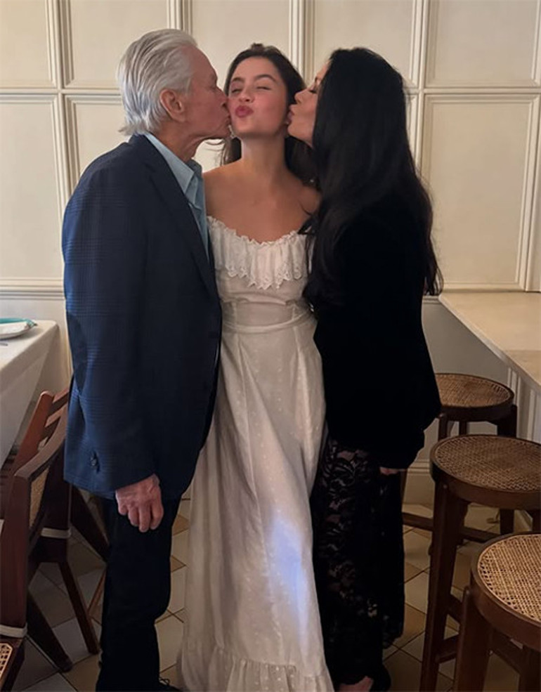 25 yıllık evlilik bitti diye diye ünlü çift kızlarını üniversiteden mezun etti: Ne büyük gurur