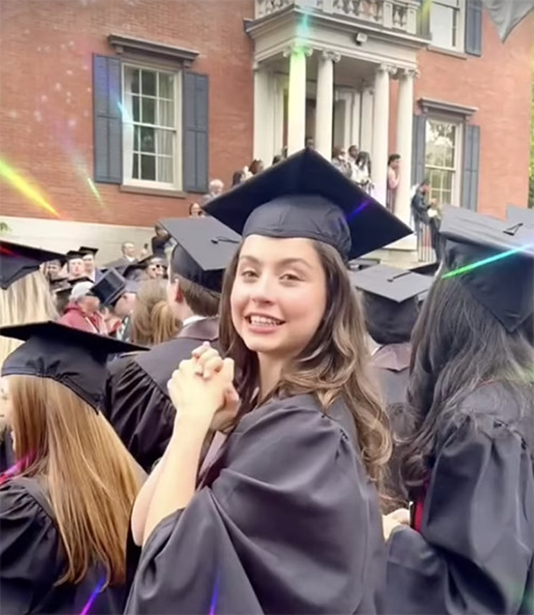 25 yıllık evlilik bitti diye diye ünlü çift kızlarını üniversiteden mezun etti: Ne büyük gurur