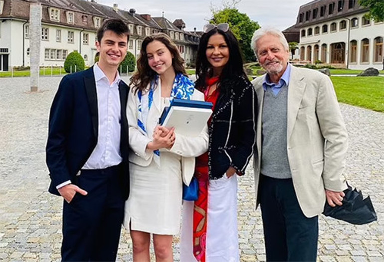 25 yıllık evlilik bitti diye diye ünlü çift kızlarını üniversiteden mezun etti: Ne büyük gurur