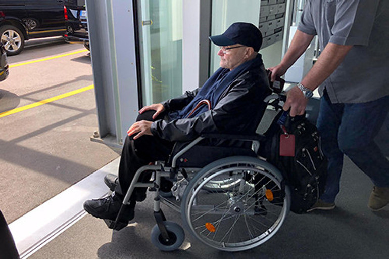 Bizim babamız ne kadar yaşlandı... Artık elleri tutmaz, ayakta duramaz oldu... Torunu şarkılarıyla büyüyor