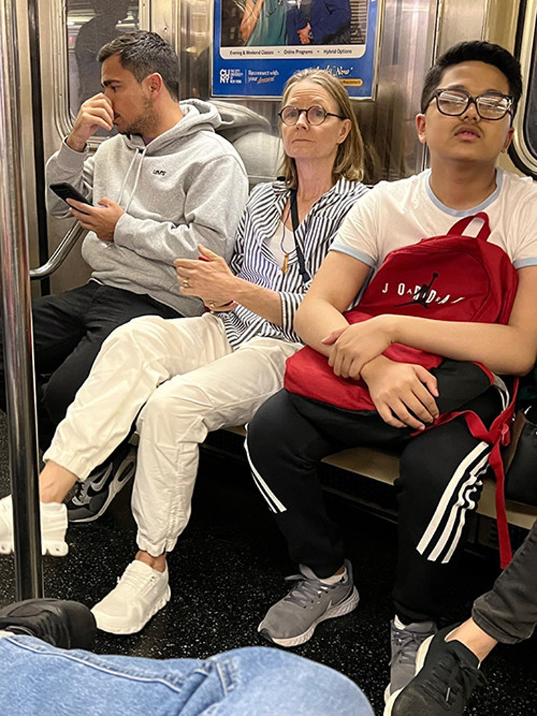 İstese helikopter bile kiralar... Milyonları var ama hala metroyla geziyor