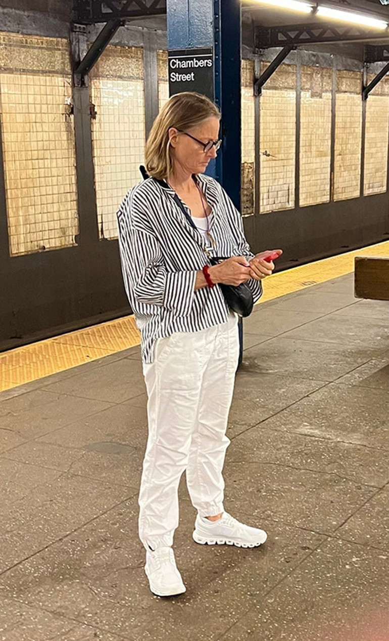 İstese helikopter bile kiralar... Milyonları var ama hala metroyla geziyor