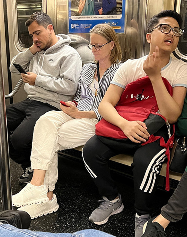 İstese helikopter bile kiralar... Milyonları var ama hala metroyla geziyor