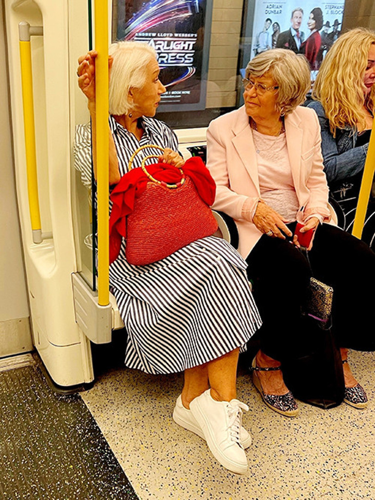 İstese helikopter bile kiralar... Milyonları var ama hala metroyla geziyor