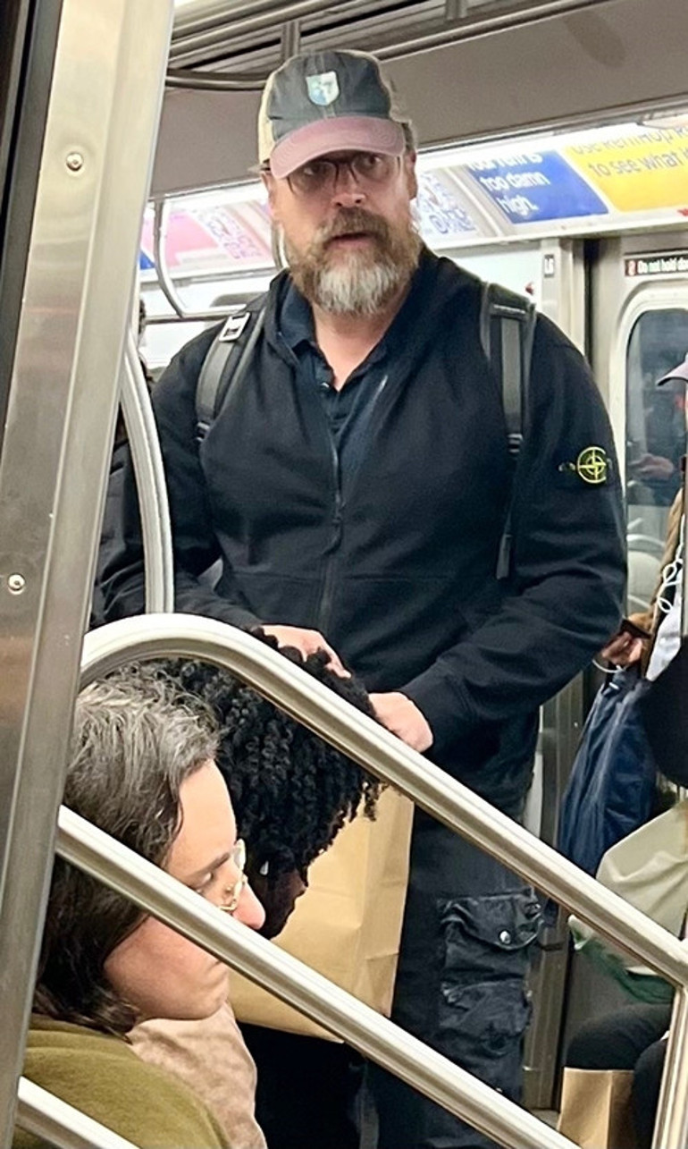 İstese helikopter bile kiralar... Milyonları var ama hala metroyla geziyor